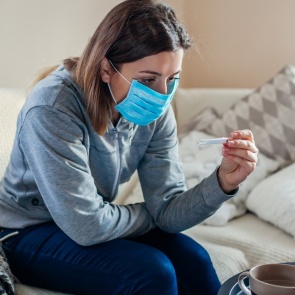 Еще 135 жителей Красноярского края заразились ковидом. Ситуацию с распространением вируса сравнили с октябрем прошлого года