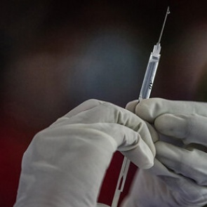 Назван главный симптом коронавируса у привитых