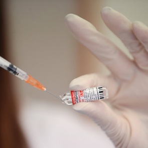 Минздрав назвал сроки вакцинации студентов