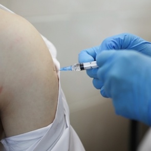 Названа доля планирующих привиться в ближайшее время россиян