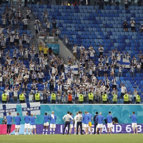 Сотни финских фанатов заразились коронавирусом после поездки на Евро в Россию