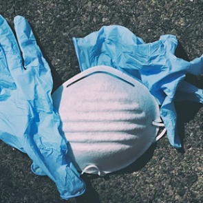 Пассажира самолета оштрафовали на 750 тысяч рублей за отказ надеть маску