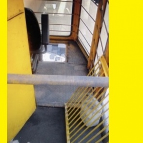 В Ачинске женщина выпала из грузоподъемного крана