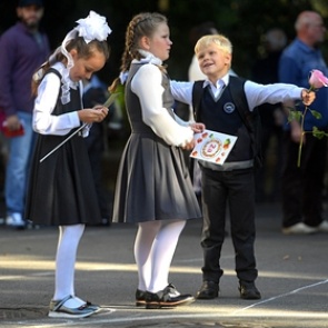 Путин изменил дату начала разовых выплат на школьников на 2 августа