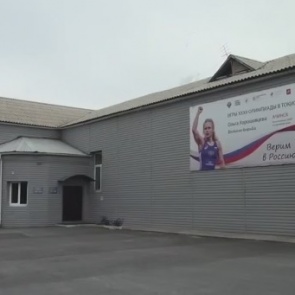 Ачинский депутат проверил качество установки спортивной площадки