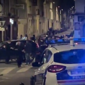 Автомобиль въехал в террасу бара в центре Парижа