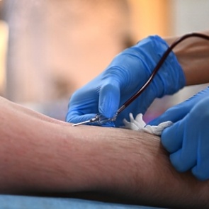 Привитым и переболевшим COVID-19 российским донорам раскрыли сроки сдачи крови