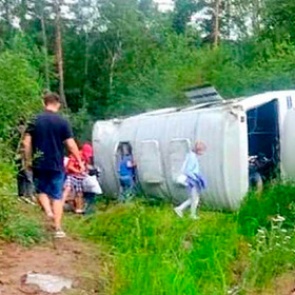 Автобус с 25 пассажирами перевернулся на российской трассе