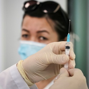 Врач сравнил симптомы легкой и тяжелой формы коронавируса