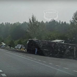 В Ачинском районе после столкновения двух грузовиков пострадал водитель