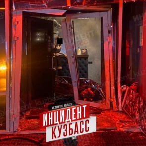 В Кемеровской области мстительная автоледи протаранила двери ночного клуба. Там отдыхал ее муж
