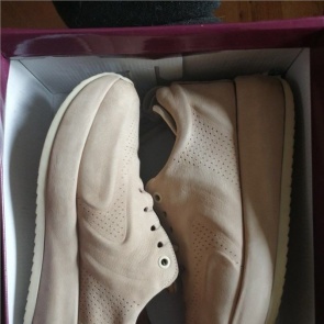 Жительница Ачинска износила купленные в рассрочку кроссовки и отсудила их полную стоимость