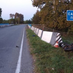 В Хакасии погиб въехавший в ограждение мотоциклист