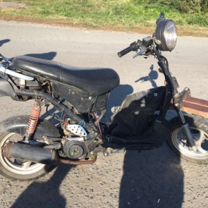 В Ачинском районе восьмиклассник, не имея права управления, сел за руль мопеда и наехал на девочку