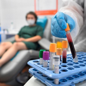 «Он начинает адаптироваться к вакцинам» Ученые нашли новый «мю»-штамм коронавируса. Насколько он опасен для России?