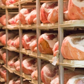 В Ачинске полицейские окончили проверку по материалам СМИ о ненадлежащем хранении мяса на предприятии