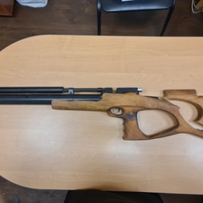 В Хакасии 9-летний мальчик случайно выстрелил в голову 4-летнему приятелю. Ребенок скончался через два месяца