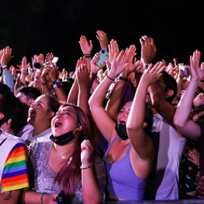 Восемь человек погибли из-за давки на музыкальном фестивале