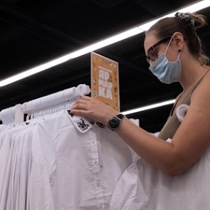 В России предложили обязательно маркировать рубашки и шарфы