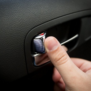 В Ачинске оперативники раскрыли кражу из автомобиля