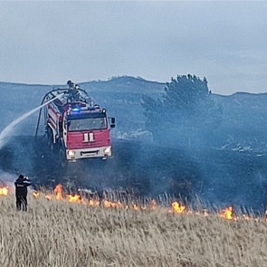 «Фронт огня растянулся на 10 км»: в Хакасии кто-то запалил сухую траву в степи рядом с угольным карьером