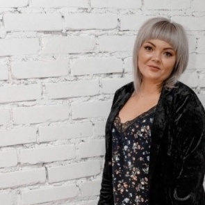 Ачинская кассирша украла из банка больше 15 млн рублей и почти 100 тысяч в валюте и сбежала