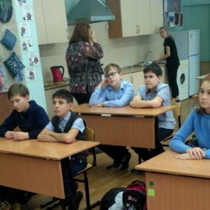 Полицейские Ачинска в преддверии новогодних каникул проводят встречи со школьниками