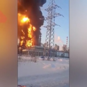 В России загорелся нефтеперерабатывающий завод