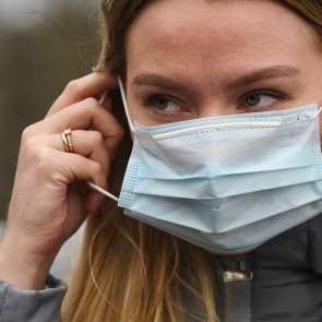 Среди россиян из-за омикрона повысился спрос на маски и респираторы