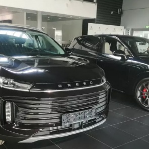 Российские дилеры Porsche начали продавать китайские автомобили. В Казани в салоне официального дилера Porsche предлагают кроссоверы Exeed