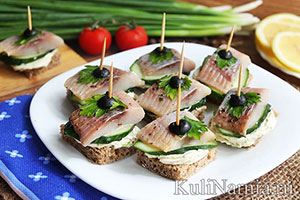 Канапе с селедкой и черным хлебом