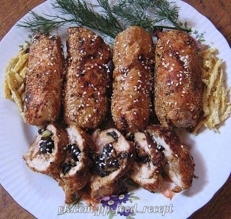 Рулет из куриного филе с черносливом в духовке