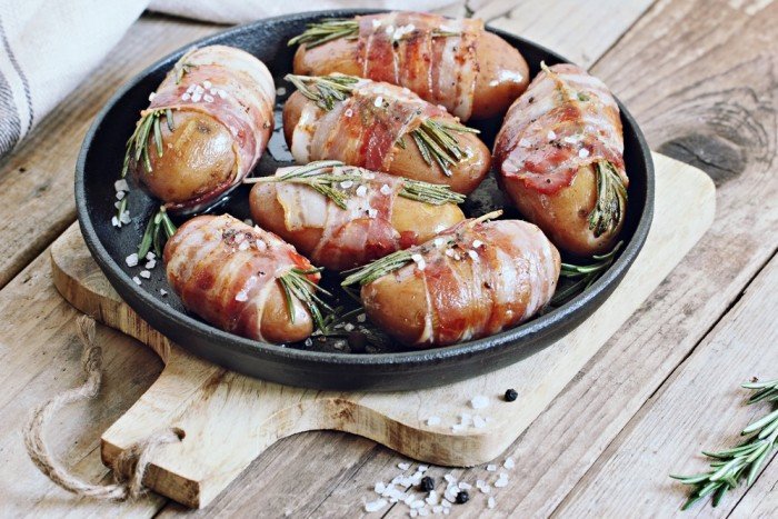 Ароматный картофель с беконом и розмарином