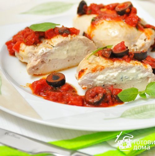 "Кармашки" из куриной грудки с сыром "Фета" и томатным соусом