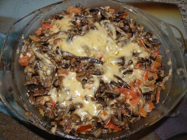 Горячий салат с грибами