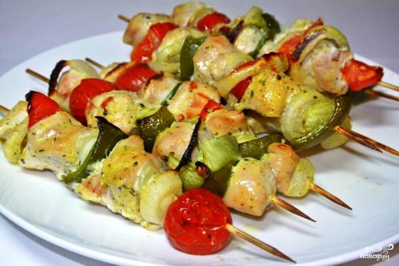 Курица в духовке с овощами на шпажках