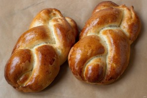 "Косички" с изюмом из дрожжевого теста