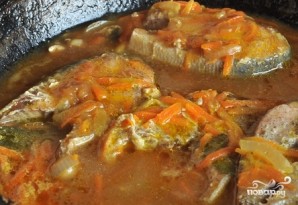 Горбуша, тушенная с овощами