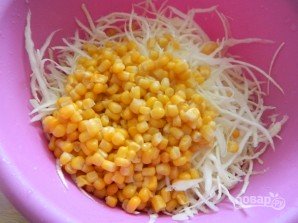Капустный салат с морковью и кукурузой