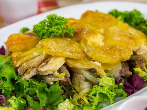 Говядина, запеченная с картофелем и грибами