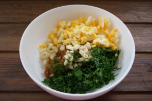 Салат с сайрой и сыром