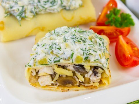 Блины, фаршированные куриным филе, грибами и сыром