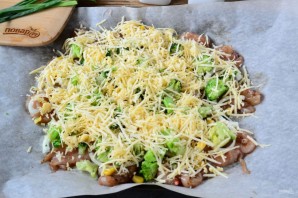 Пицца из куриного филе с сыром и брокколи