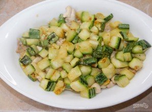 Запеченные яйца с курицей и кабачками