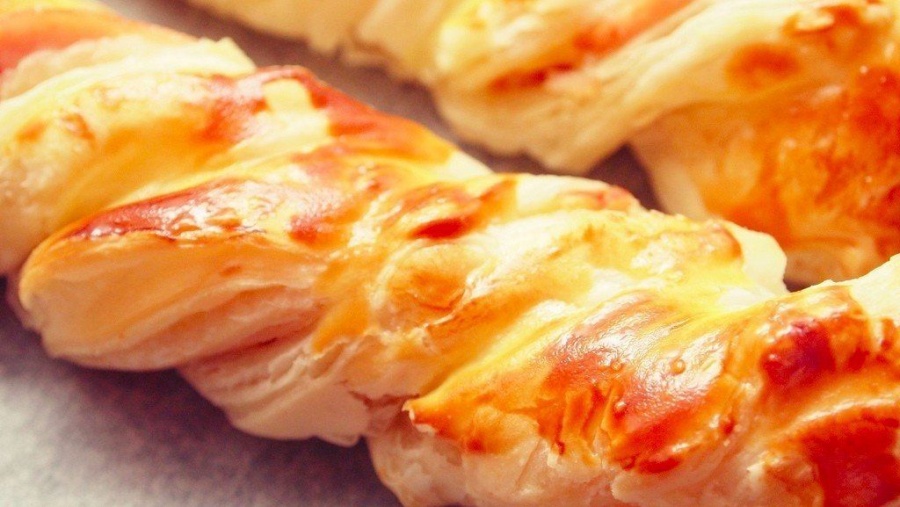 Слоёные косички с курицей и сыром