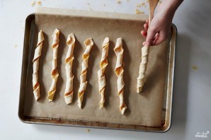 Сырные палочки из слоеного теста