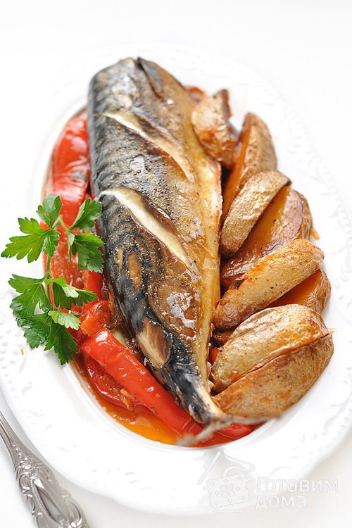 Скумбрия, запеченная с картофелем и болгарским перцем