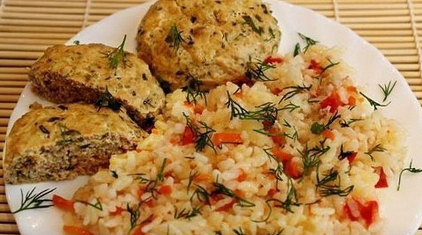 Рис с рыбными котлетами в мультиварке