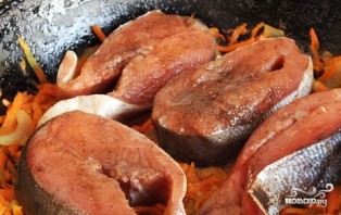 Горбуша, тушенная с овощами