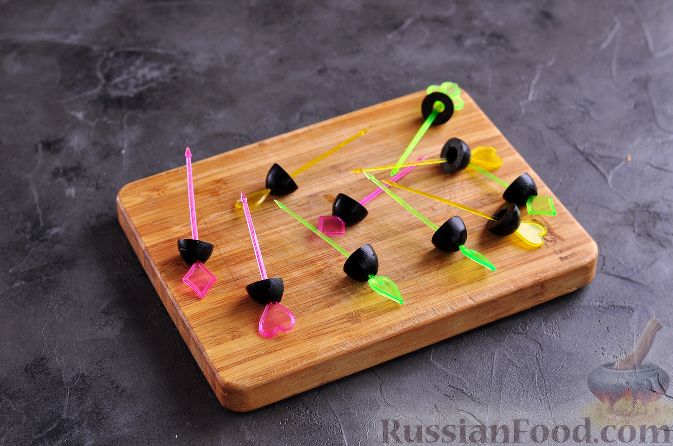 Канапе с колбасой и сыром